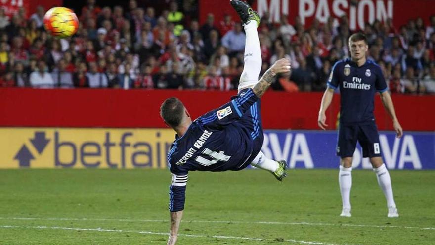 Ramos, en la jugada del gol en la que recayó de su lesión, ayer. Foto Efe