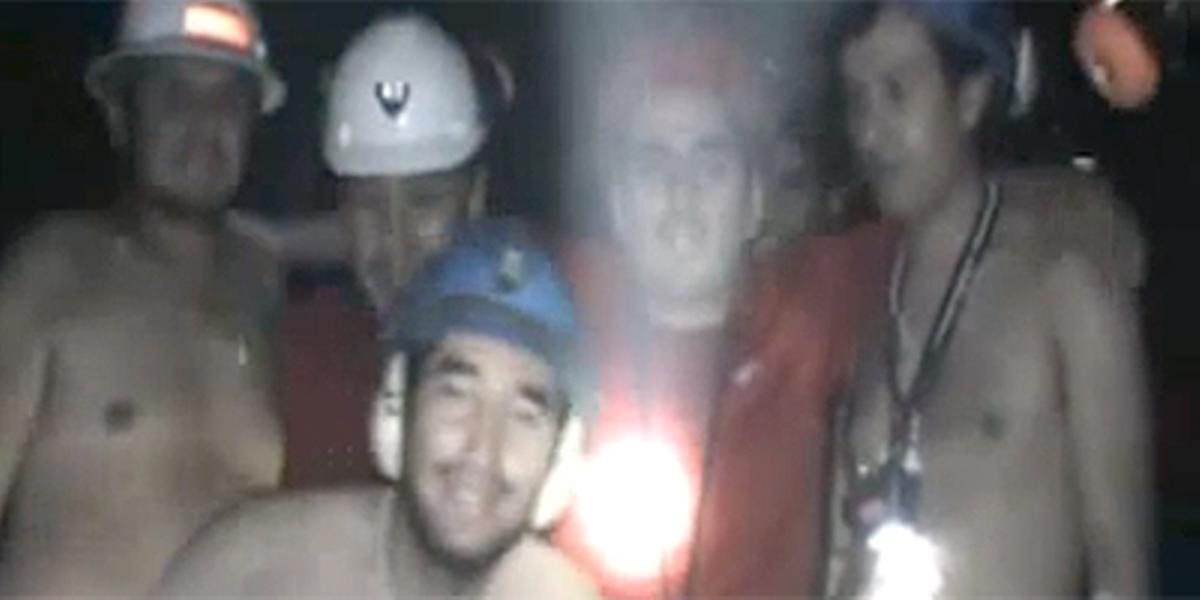 Los 33 mineros atrapados en Chile graban en vídeo la llegada de la perforadora a su refugio.