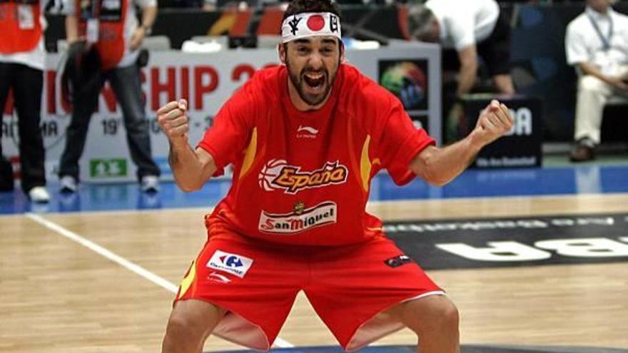 Juan Carlos Navarro celebra el Mundial ganado por España en 2006.