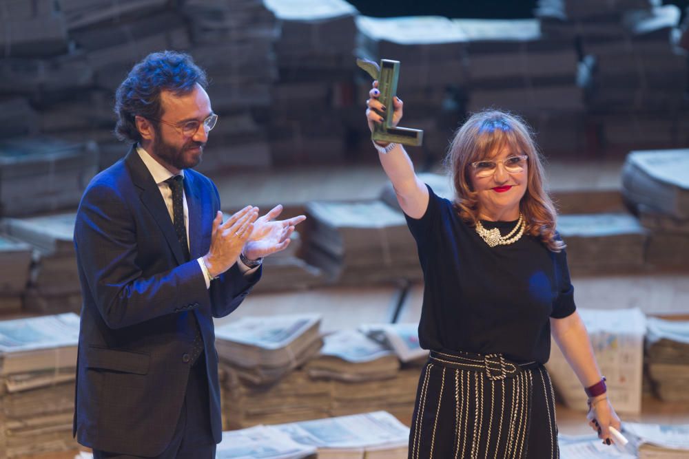 Eva Vizcarra, de Endora Producciones recibió el premio a la Producción Audiovisual. Le hace entrega del galardón Aitor Moll, Consejero delegado de Prensa Ibérica