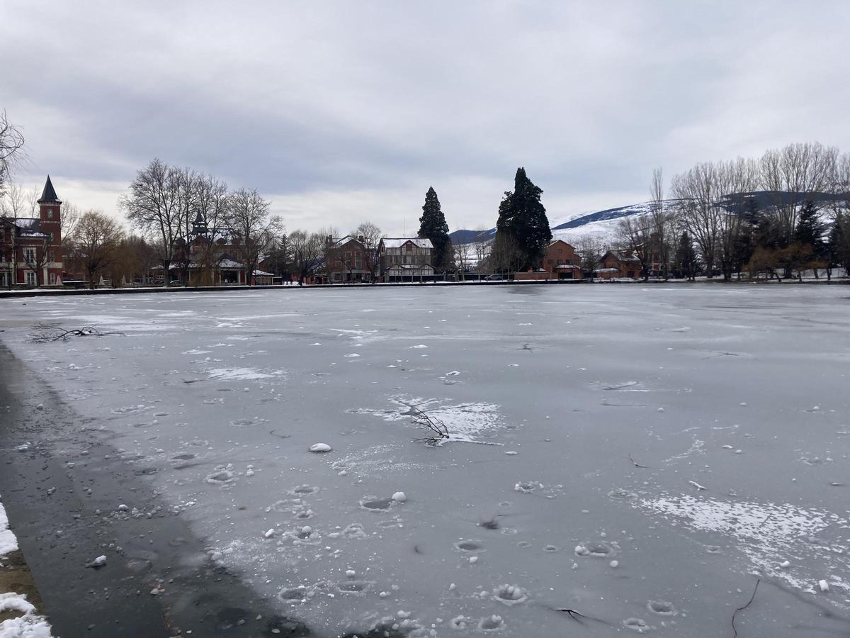 El llac gelat amb els edificis senyorials del perímetre