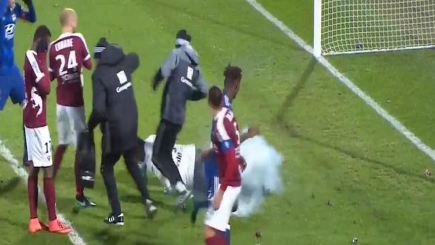 Salvaje agresión en Francia al portero del Olympique de Lyon