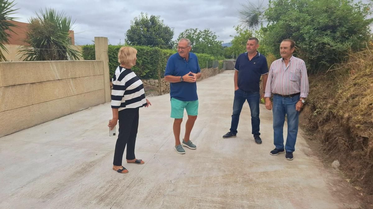 El concejal visitó el resultado con representantes vecinales.