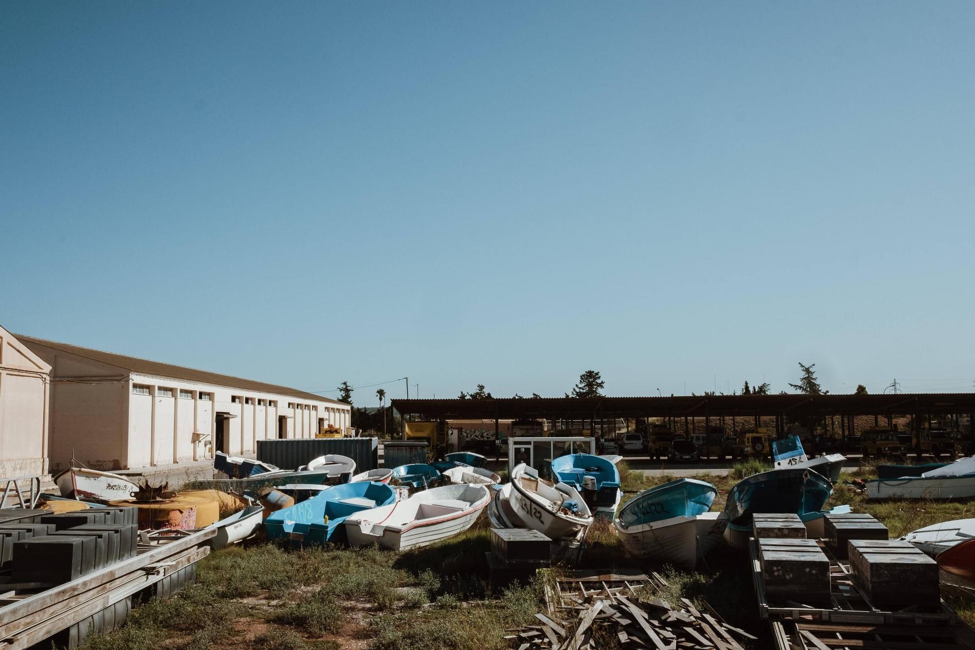 Pateras acumuladas en Mallorca, almacenadas en una parcela de Son Tous a la espera de ser destruidas