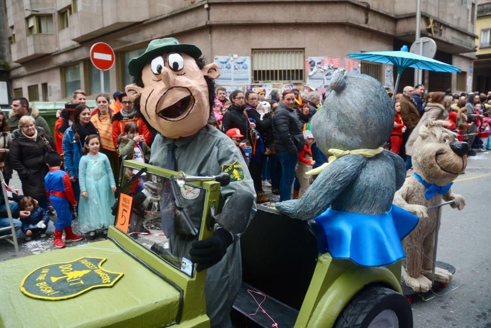 El desfile de comparsas llena las calles de la ciudad de disfraces, colores y buen humor.