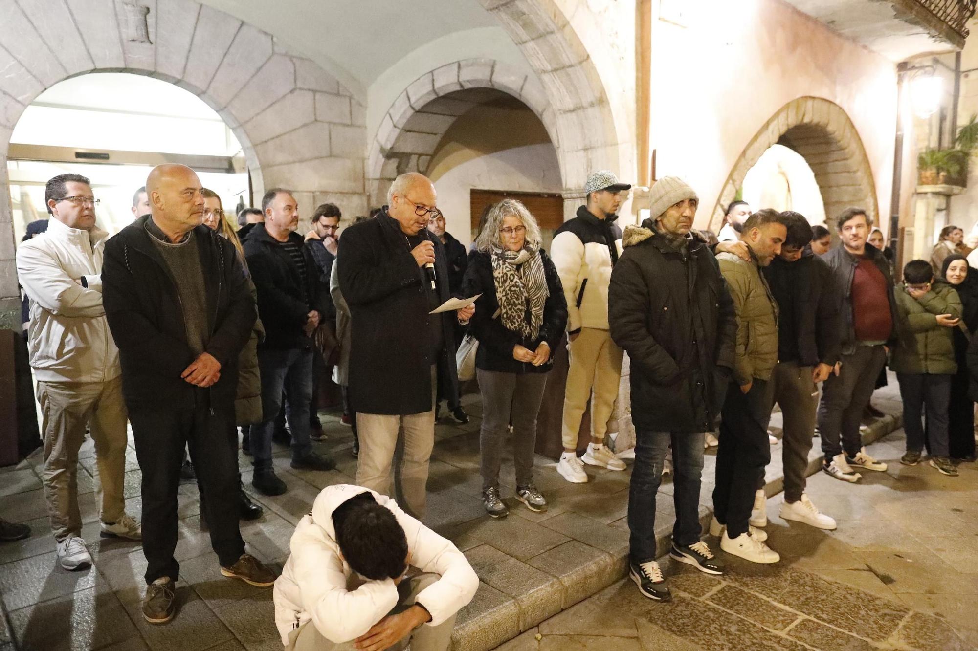 Multitudinària concentració a Torroella per reclamar justícia per la veïna assassinada