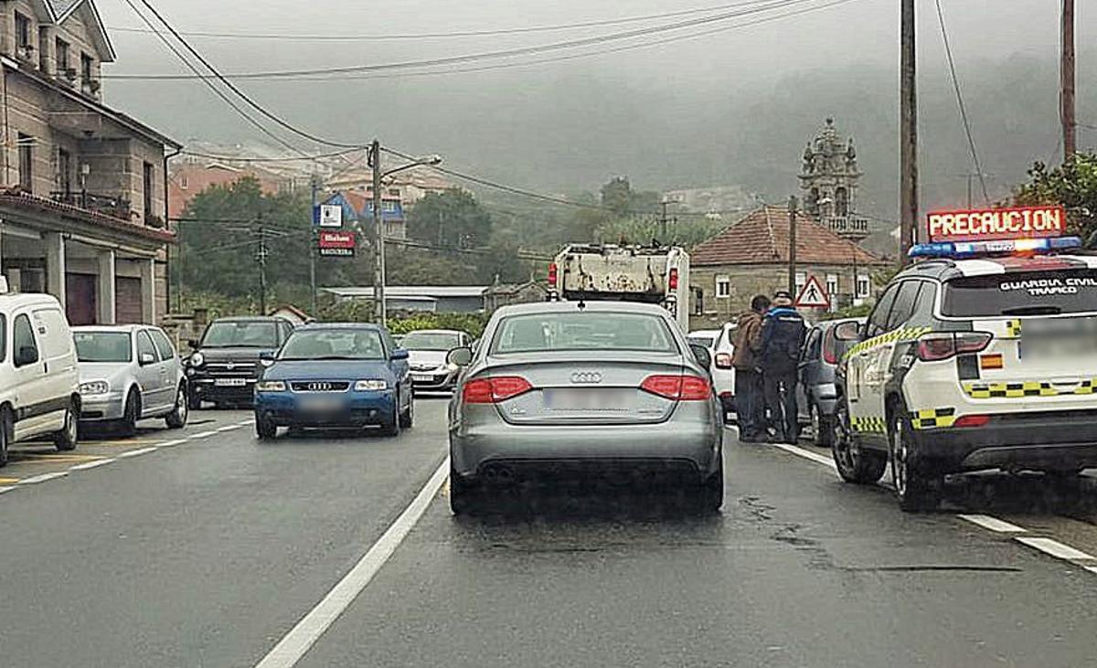 La carretera PO-551 a su paso por el centro de Domaio.