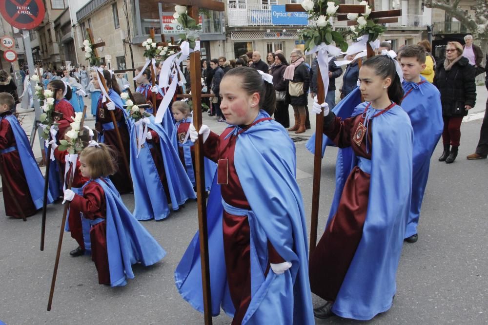 El momento más emotivo es el cambio del manto negro de la Virgen al blanco