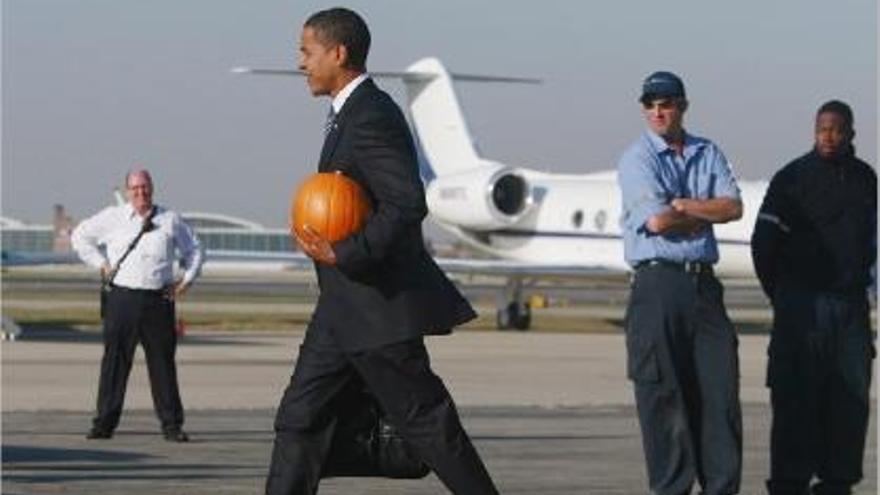 Obama va baixar de l&#039;avió de la seva campanya a Chicago amb una carbassa de Halloween sota el braç.
