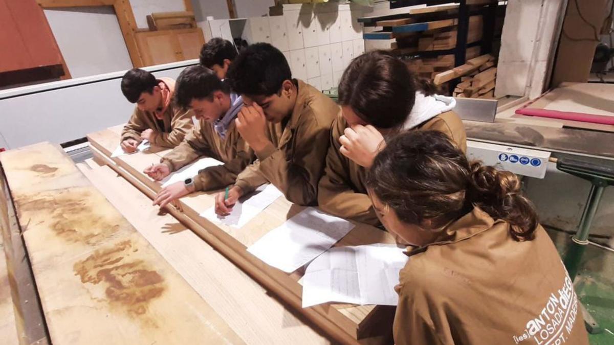 Los alumnos trabajando en la elaboración de la puerta.