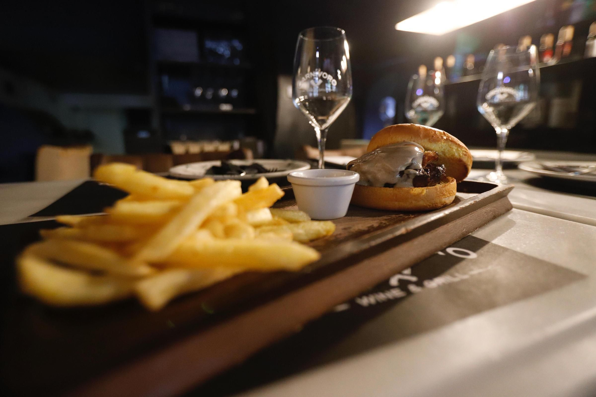 En imagenes | Carnívoro, el restaurante con los mejores huevos rotos de Zaragoza: “Nos hace especiales, más que la carne”