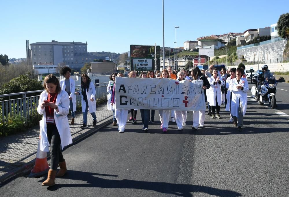 Trabajadores del Materno se movilizan para pedir mas plazas de aparcamiento.