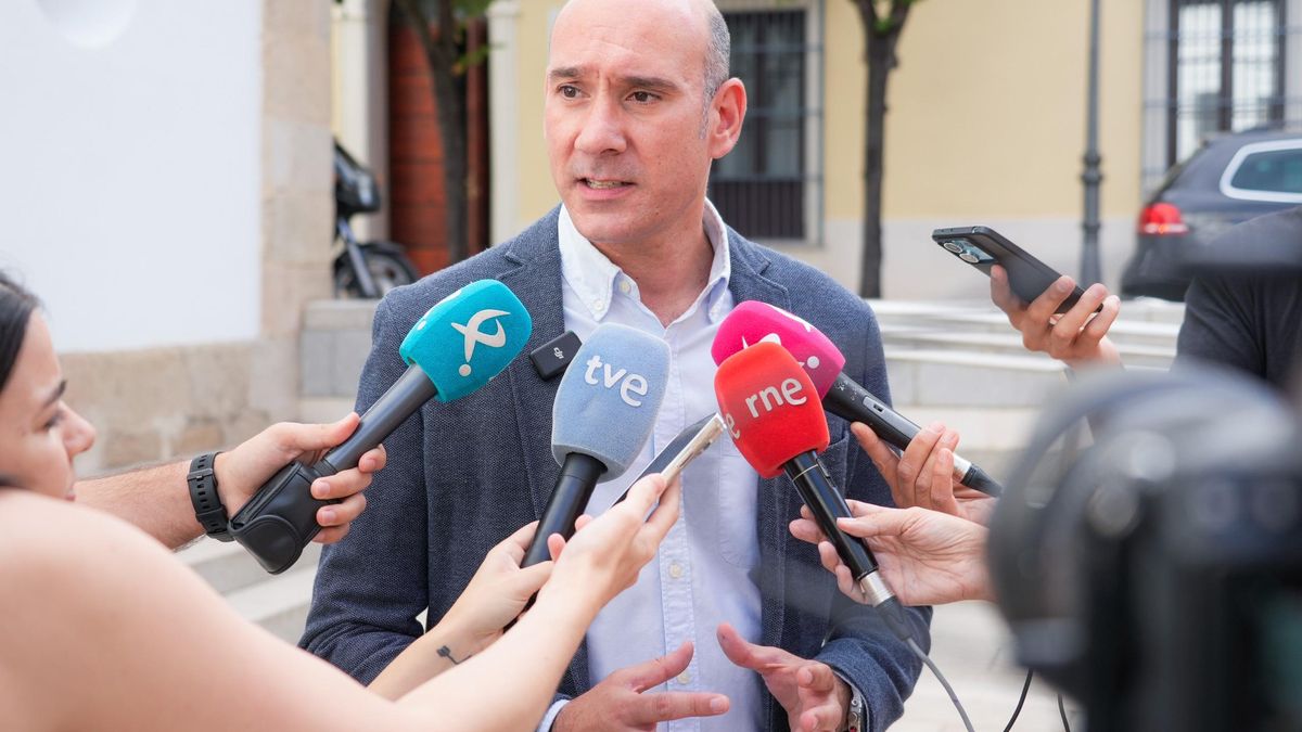 El portavoz del PP de Extremadura, José Ángel Sánchez Juliá, atiende a los medios.