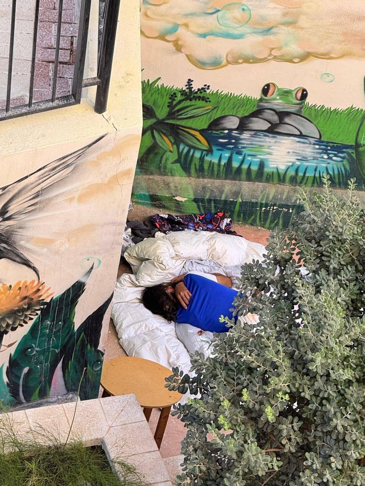 También hay personas durmiendo en las calles de El Ejido.