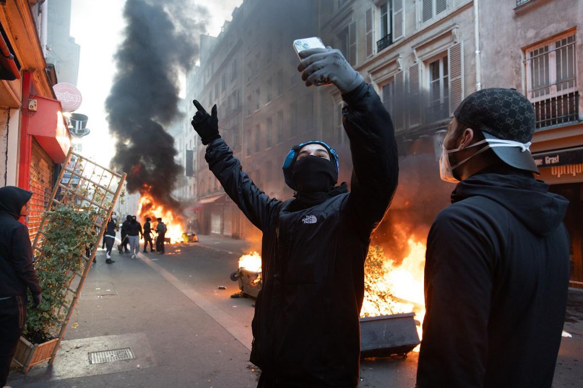 Un joven se hace un 'selfie' junto a una barricada cerca de la plaza de la República de París, el pasado domingo.