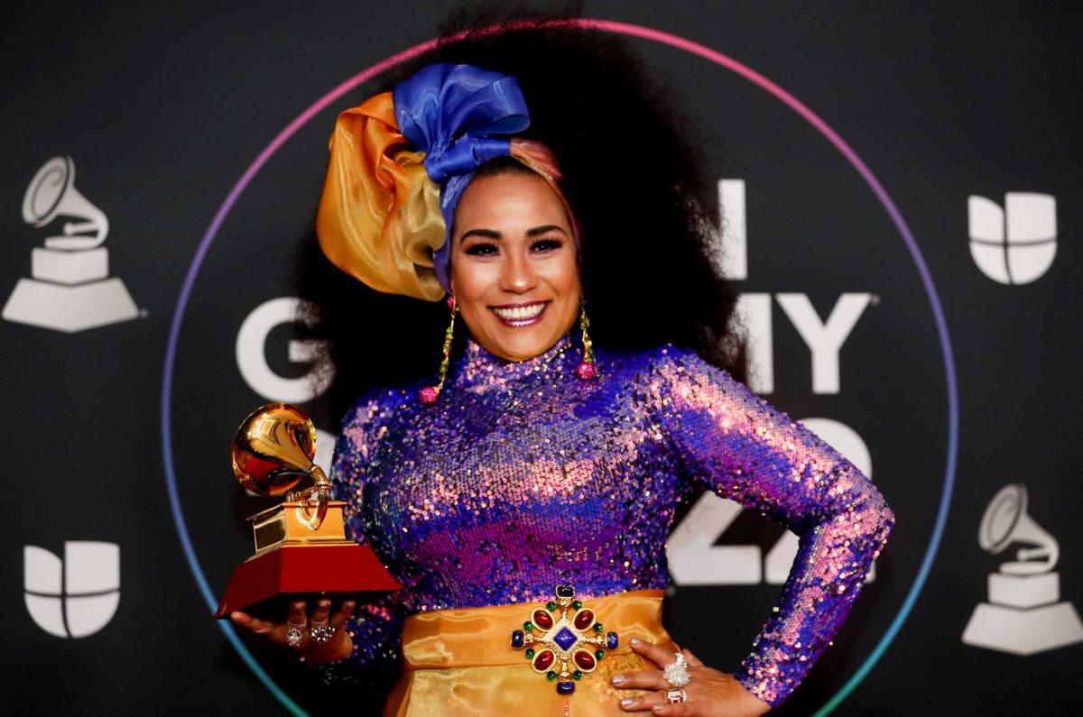 Aymee Nuviola posa con su premio a mejor álbum tropical tradicional.