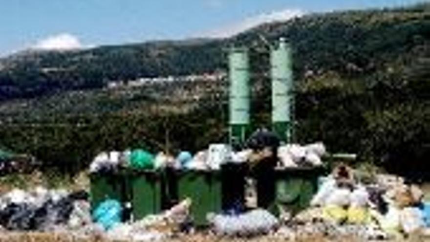 300 vecinos urgen solución a la recogida de basura en la N-110