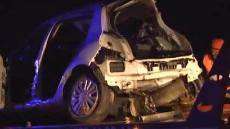 Estado en el que quedó el coche en el que viajaban los cuatro chicos tras el accidente.