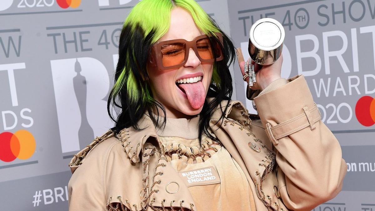 Billie Eilish, con su Brit Award a la mejor artista internacional en los Brit Awards del pasado febrero, en Londres.