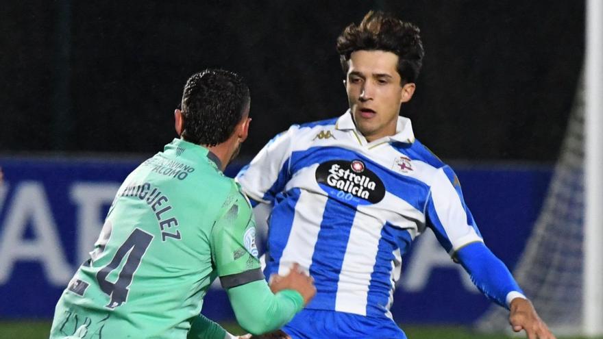 Fabi Urzain disputa una pelota ante un jugador de la Gimnástica. |  Carlos Pardellas