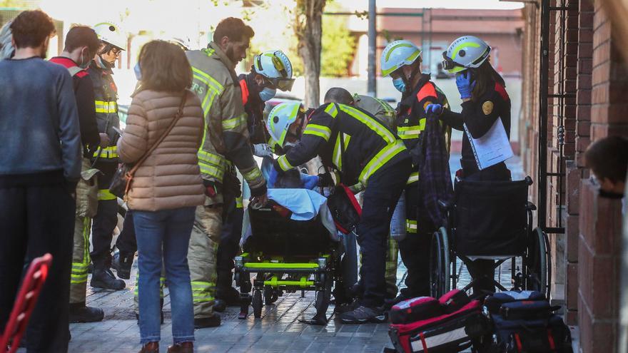 Los bomberos auxilian a una anciana afectada por un incendio en la zona Xúquer