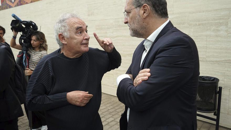 A la izquierda, Ferran Adrià; y a su derecha, Juan Flores, director de Telefónica en Canarias.  |