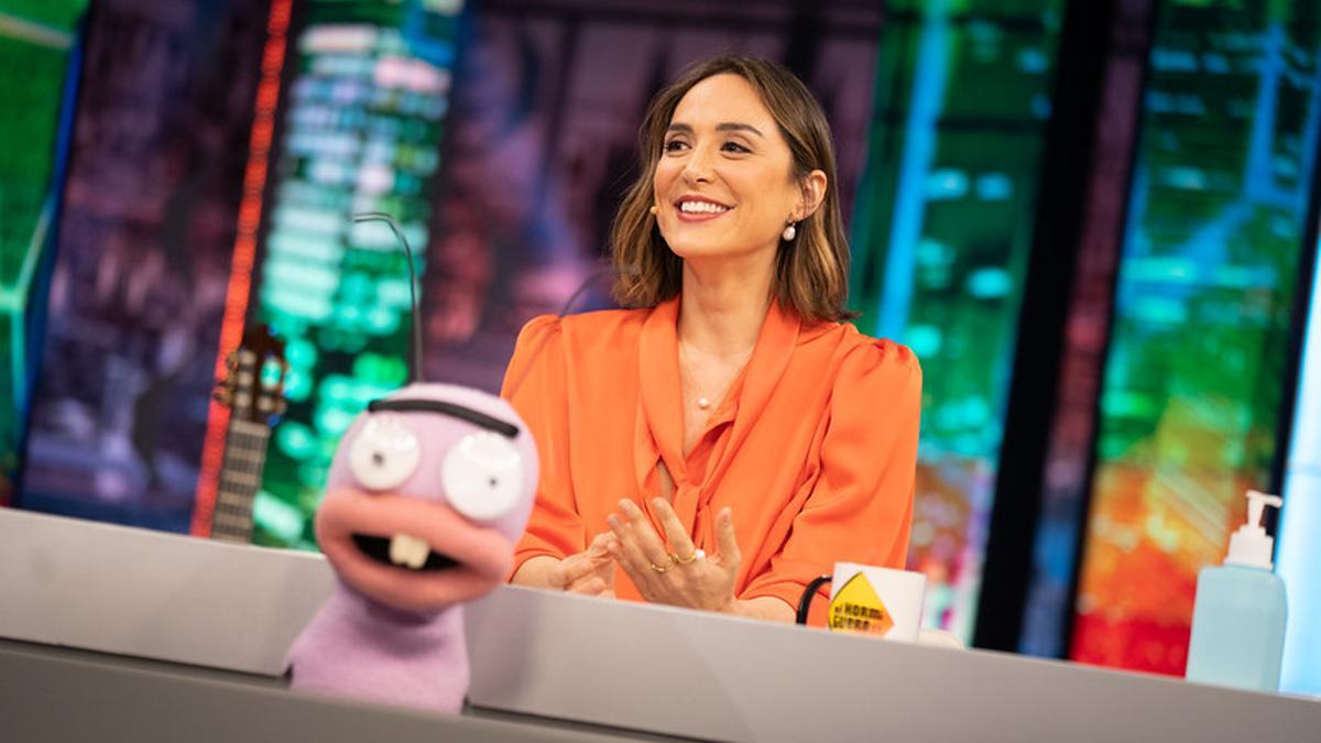 Tamara Falcó con blusa naranja en 'El hormiguero'