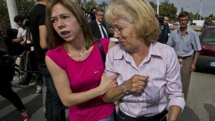 María del Carmen García (derecha) con su hija, el día que ingresó en prisión en mayo de 2014.