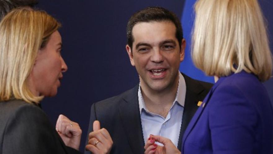 Tsipras posa con todo el Consejo Europeo