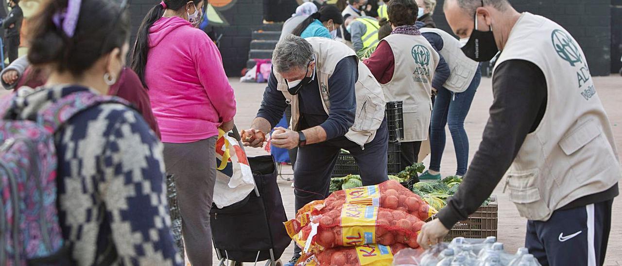 Uno de los repartos de Adra junto al trinquete de Sagunt. | DANIEL TORTAJADA