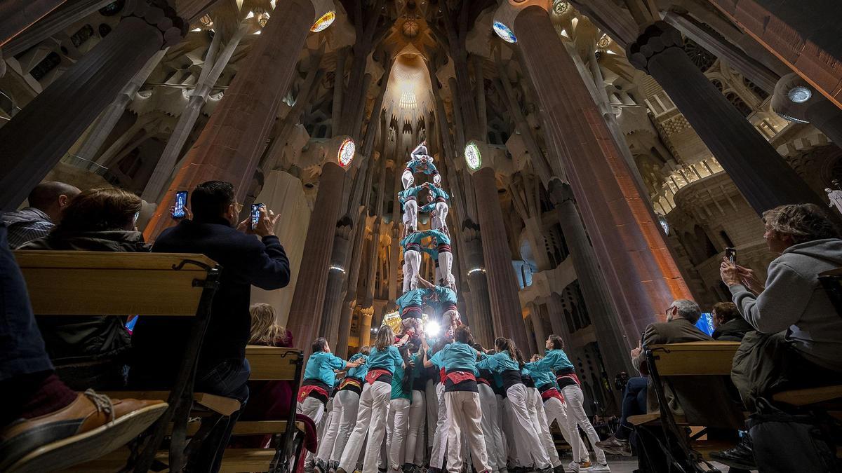 Los Castellers de la Sagrada Família en el interior de la basílica