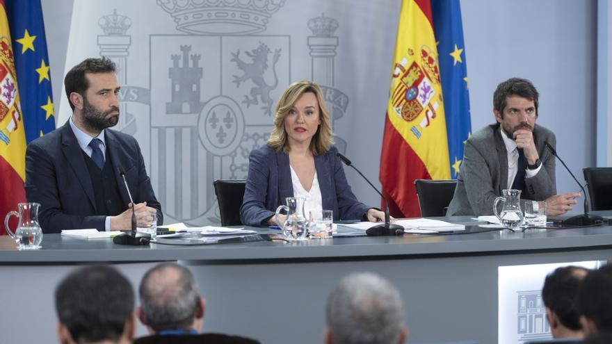 El ministro de Economía, Carlos Cuerpo; la portavoz del Gobierno y ministra de Educación, Pilar Alegría, y el ministro de Cultura, Ernest Urtasun.