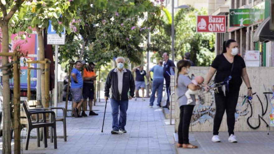 Varias personas pasean por Santa Cruz de Tenerife.