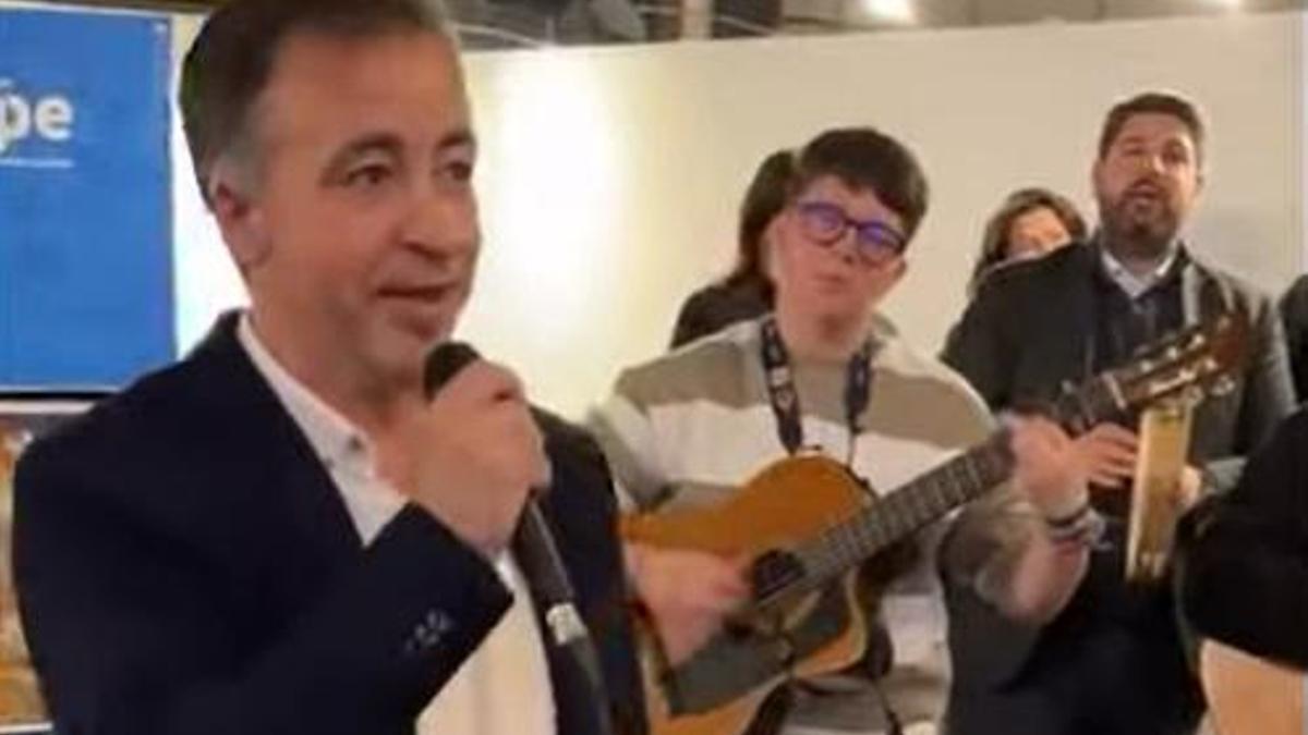 Fernando López Miras toca la pandereta a Esteban González Pons.