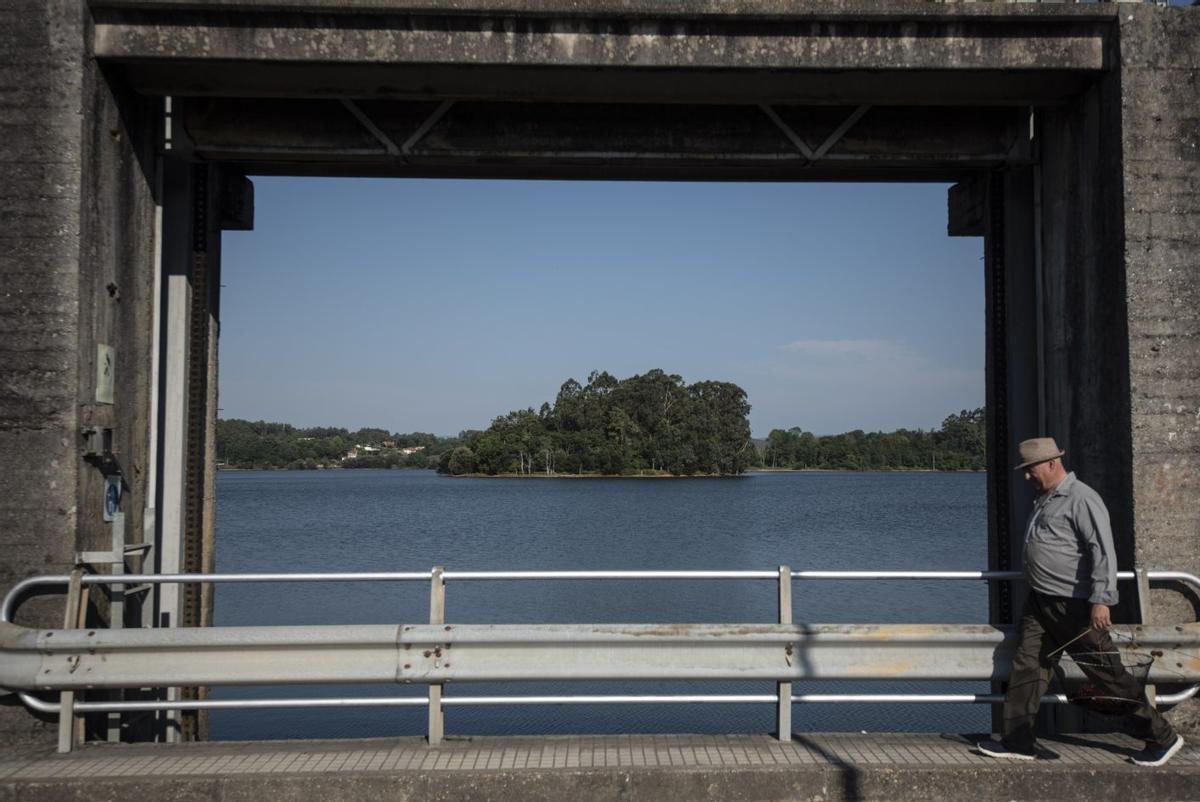 Embalse de Cecebre, que suministra agua a la ciudad de A Coruña. |  Casteleiro