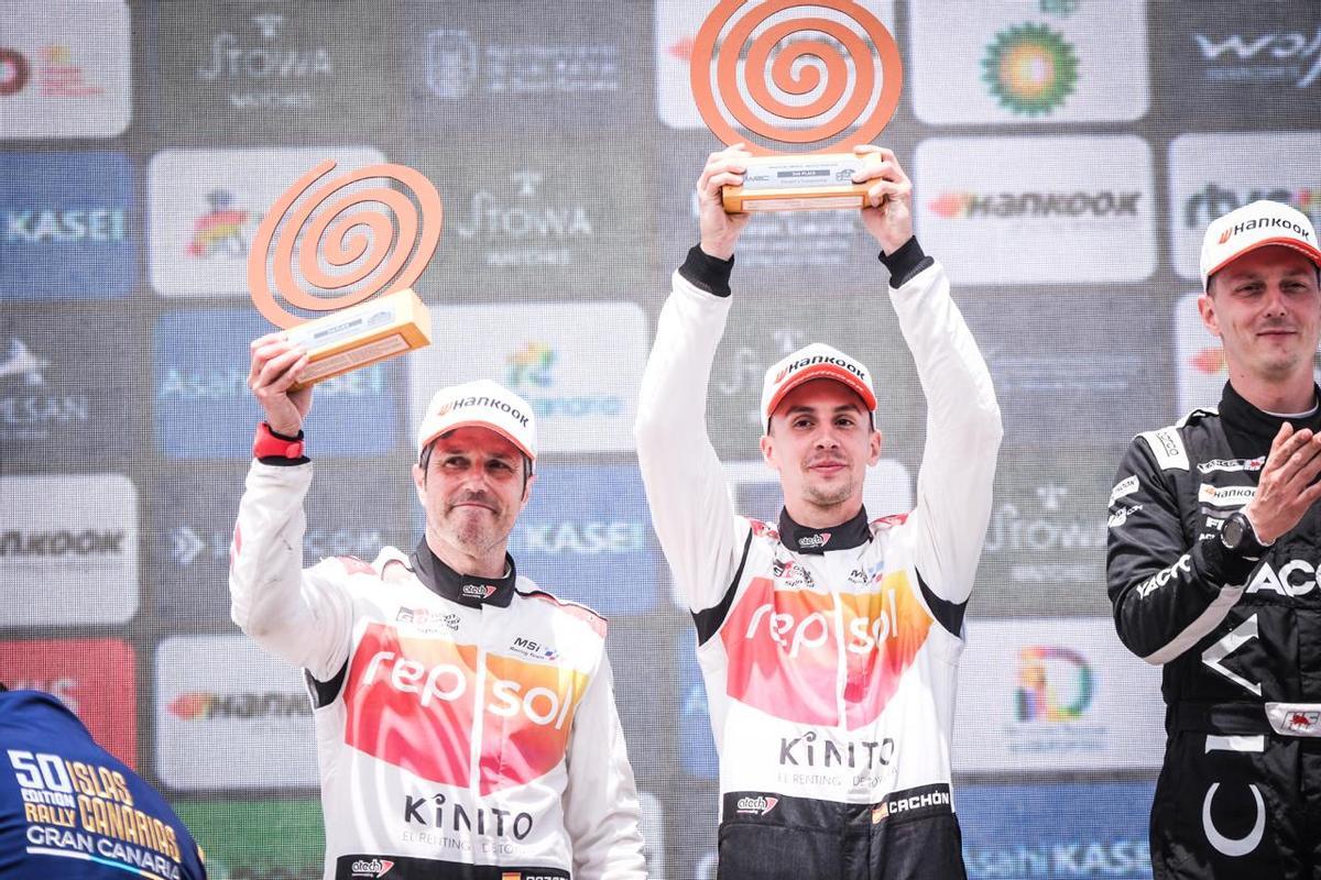 Borja Rozada, copiloto, y Alejandro Cachón, en el podio del Rally Islas Canarias.