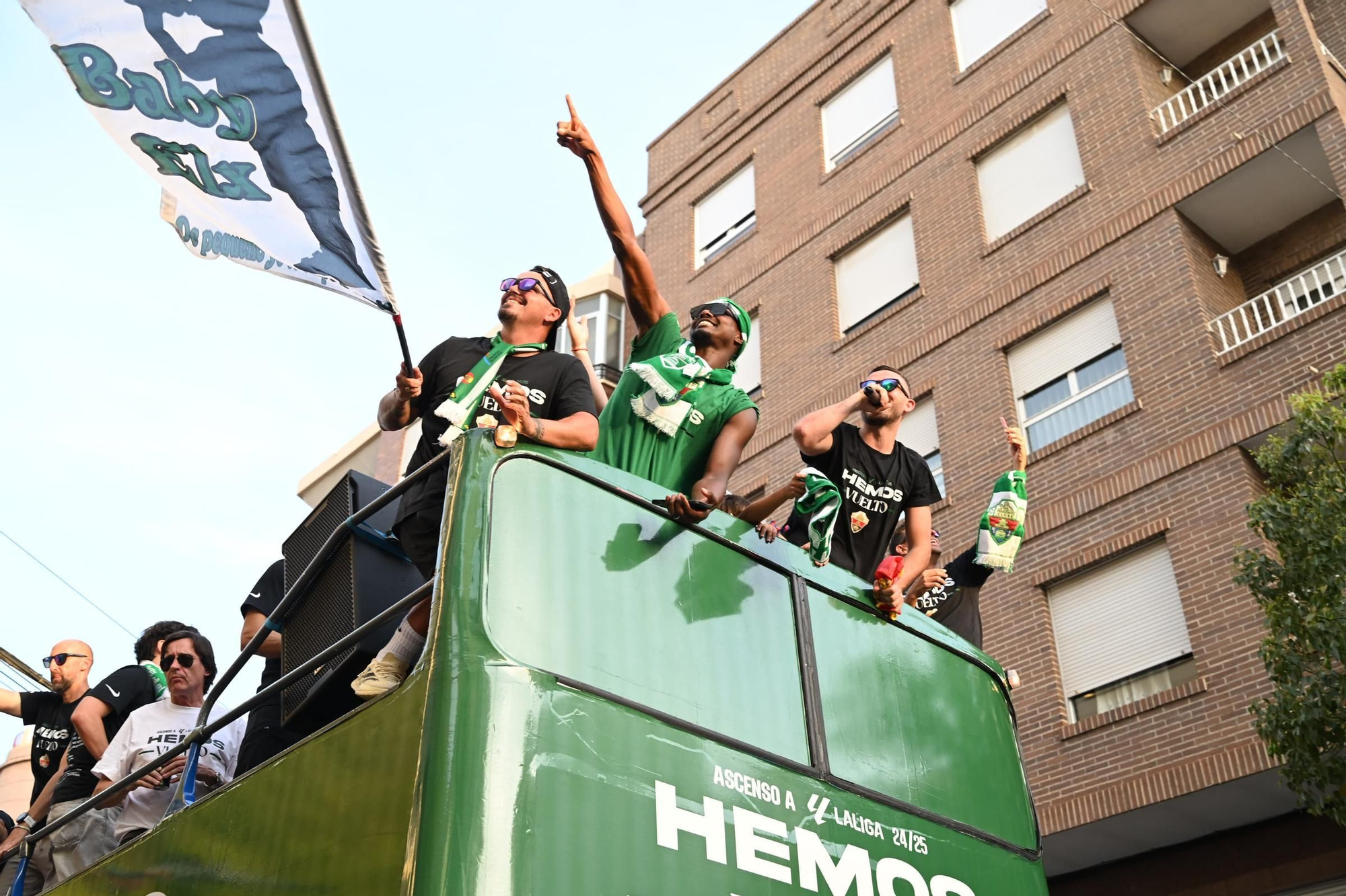 El Elche CF celebra el ascenso a Primera con una rúa en autobús hasta la Plaça de Baix