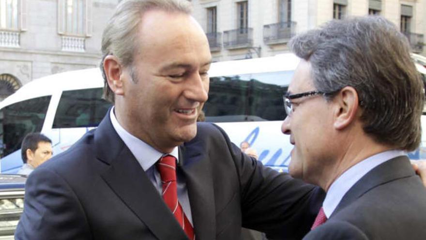 Alberto Fabra y Artur Mas se saludan ayer de manera efusiva.