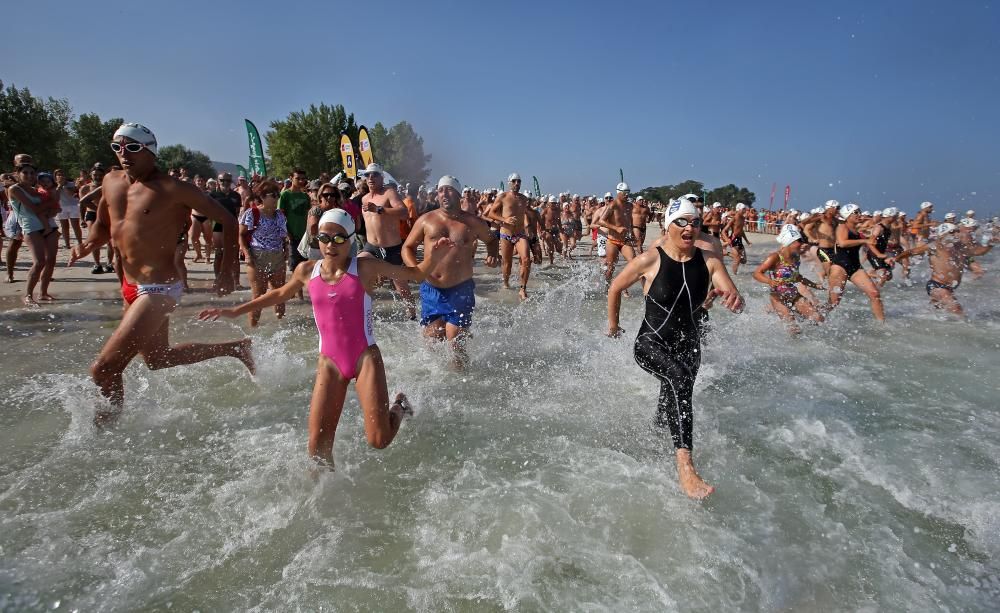 Cientos de nadadores se lanzaron ayer a las aguas de la ría de Vigo para completar la Travesía a Nado de O Vao, una prueba clásica de todos los veranos