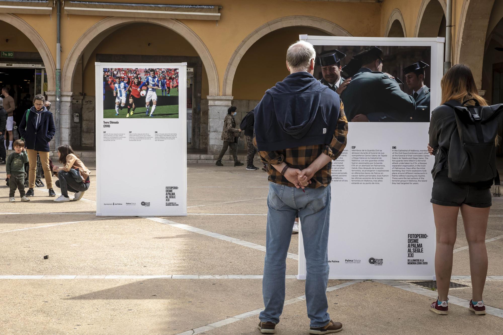 La exposición Fotoperiodismo en Palma en el siglo XXI se exhibie en la plaza de l'Olivar