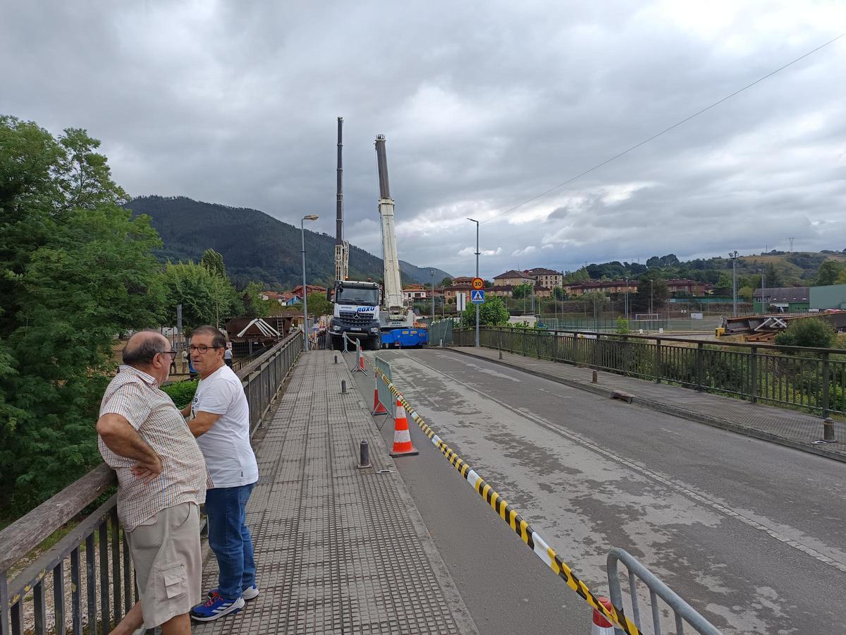 Pilando Bridge Montaje del nuevo puente sobre el río Piloña, en Arriondas