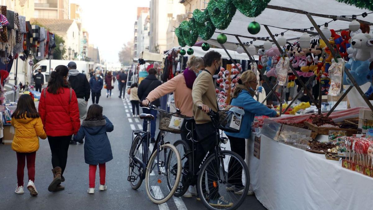 Mercadillo de Reyes  El Cabanyal inaugura la venta ambulante | MIGUEL ÁNGEL MONTESINOS