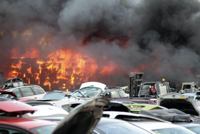 Incendio en un desguace en la Carretera del Aeropuerto