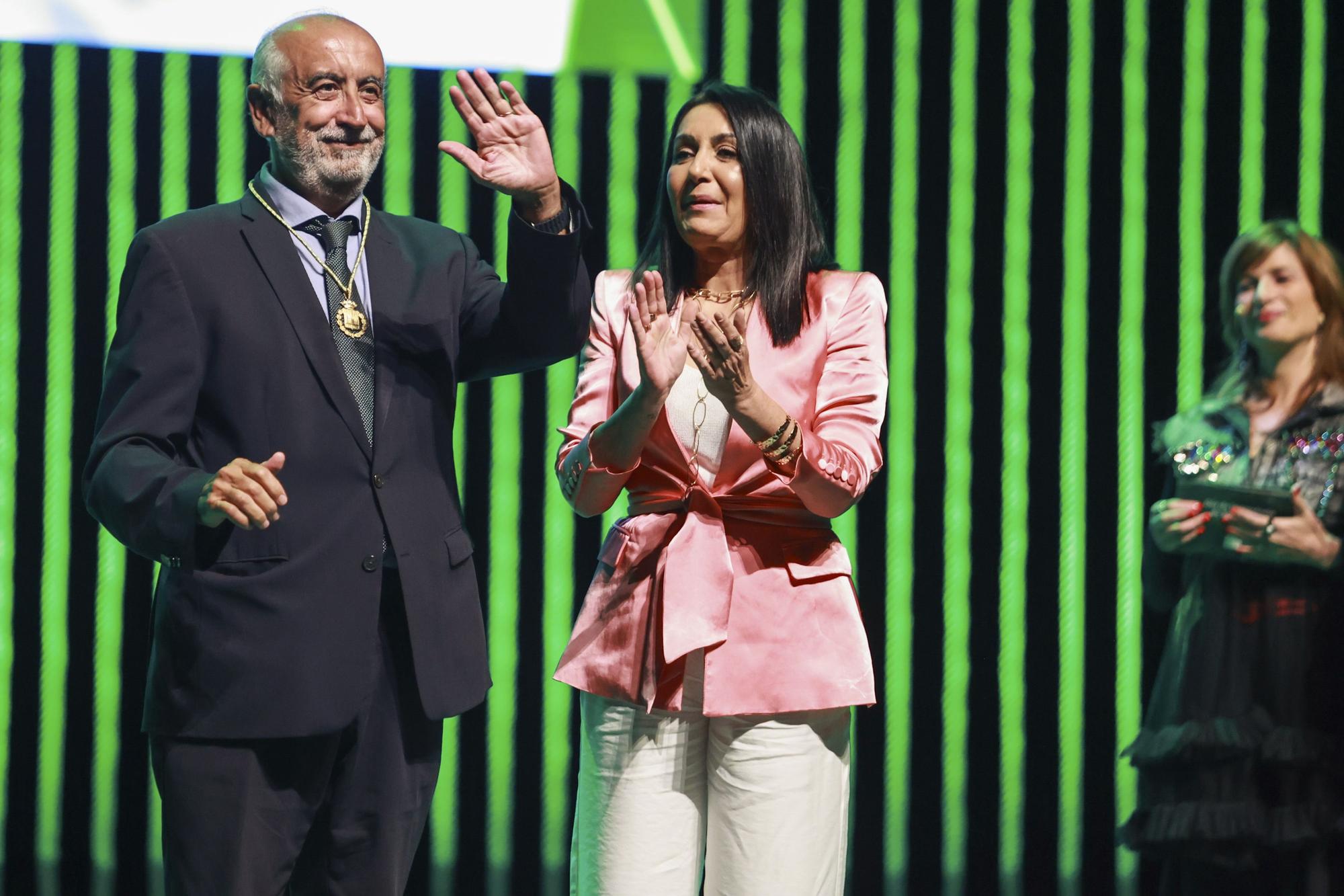 SEVILLA, 22/05/2024.- José Antonio Mallou, de Publicaciones del Sur, recibe la Medalla de Oro de la Provincia de Sevilla durante el acto por el Día de la Provincia de Sevilla, este miércoles en la Diputación de la ciudad hispalense. EFE/ José Manuel Vidal