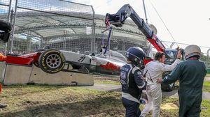 Espectacular accident de Fernando Alonso i Esteban Gutiérrez.