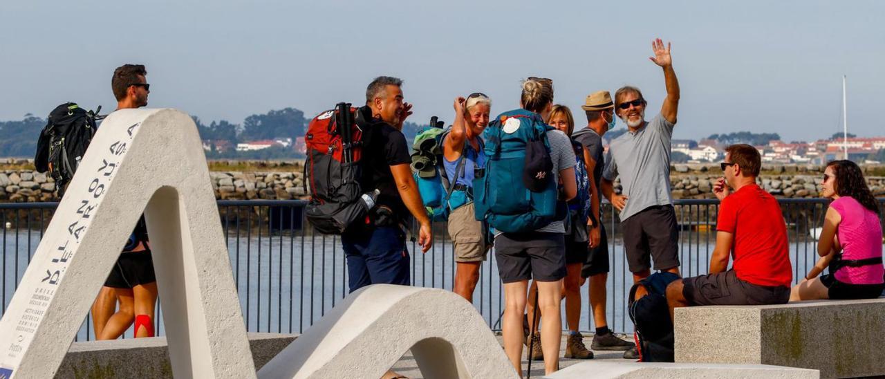 Un grupo de peregrinos en el puerto de Vilanova de Arousa.