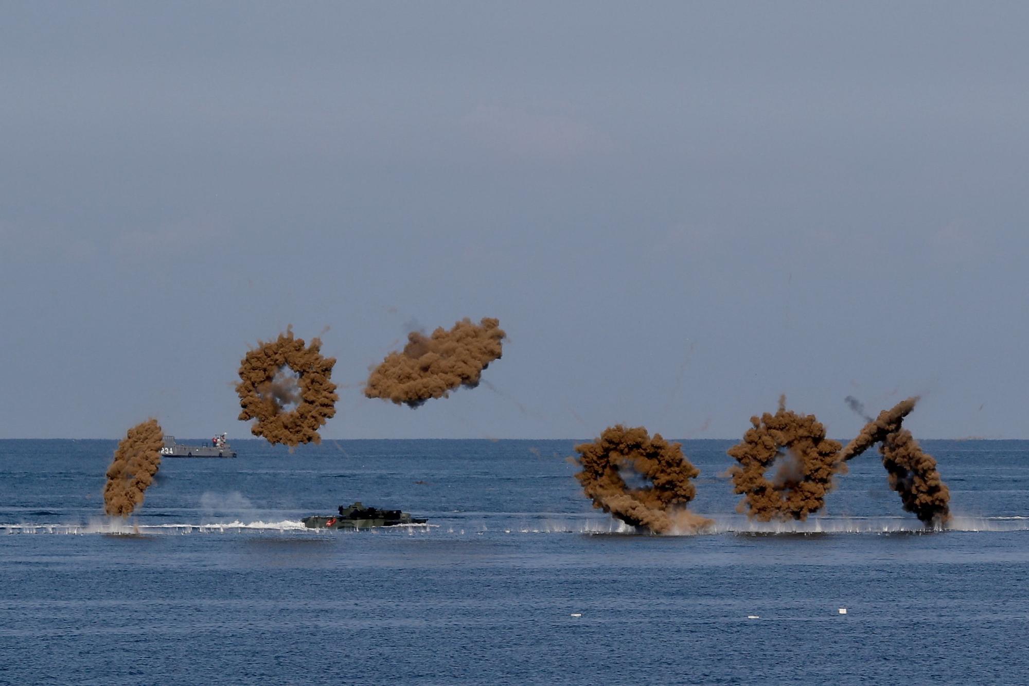 Vehículo de asalto anfibio AAV7 de Taiwán libera una cortina de humo durante un simulacro de aterrizaje anfibio como parte de las maniobras militares.