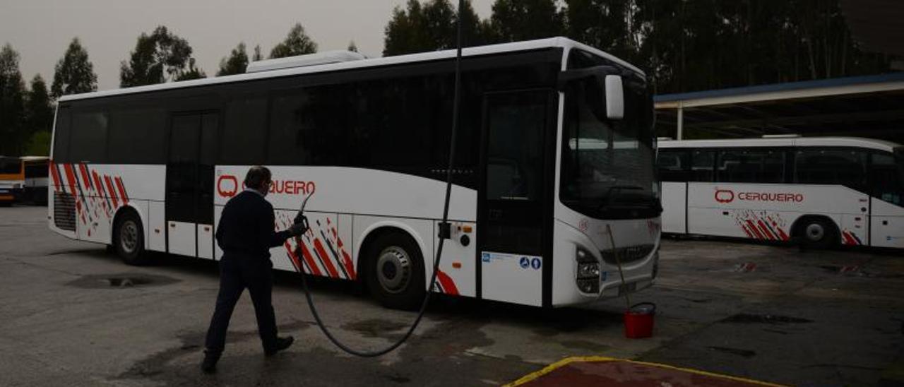 Un empleado de Autobuses Cerqueiro se dispone a llenar el depósito de uno de los autocares, ayer en el polígono de Castiñeiras.