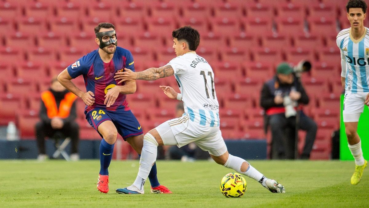 Eric intenta superar la oposición de Colombatto durante el Barça-Oviedo.