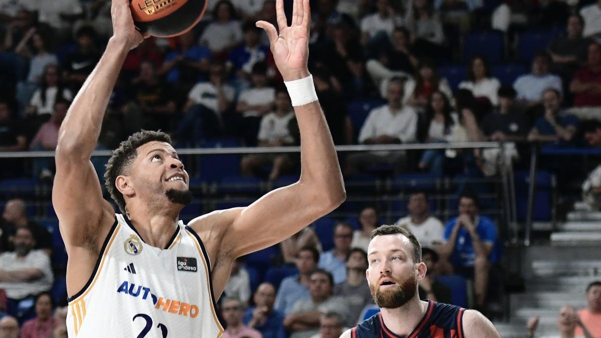 Tavares lanza a canasta ante Matt Costello.